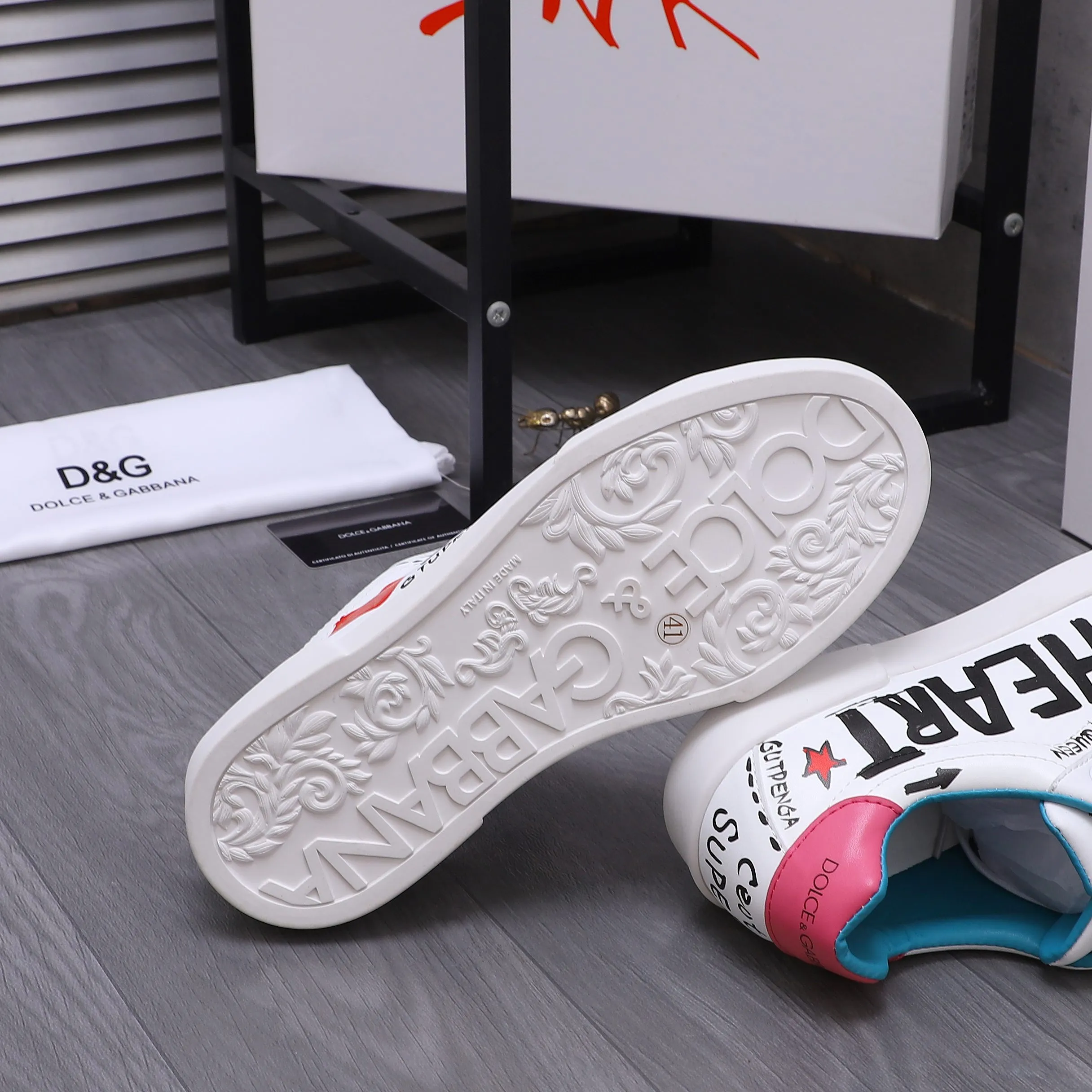 Men's shoes 💰480 Product trademark: DG (Dolce & Gabbana) couple's casual shoes Regular size: 35-46 (45.46 is custom-made and non-refundable) Product materials: Selected graffiti cowhide upper, leather lining, cowhide insole, original outsole